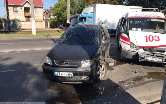 ДТП на Добровольского: “скорая” врезалась в “евробляху”, водитель которой сбежал (фото) «фото»