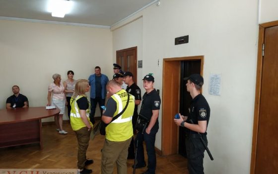 Одесский облсовет готовится избрать нового главу: здание ОГА оцепили силовики (фото) usionline.com Одесский облсовет готовится избрать нового главу: здание ОГА оцепили силовики (фото) «фото»
