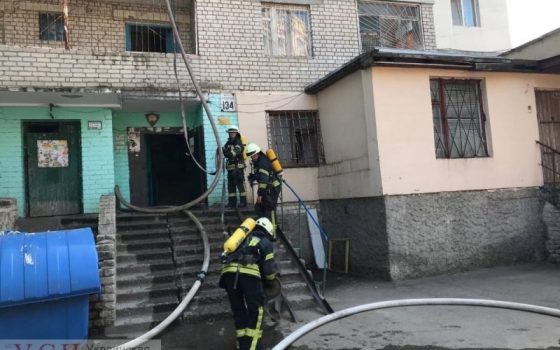 Во время пожара в высотке на поселке Котовского спасатели эвакуировали 9 человек «фото»