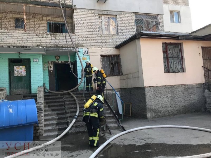 Во время пожара в высотке на поселке Котовского спасатели эвакуировали 9 человек «фото»