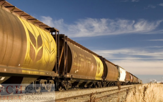 Под Одессой трое мужчин отсыпали из поезда в свое авто 2 тонны зерна: их задержали «фото»