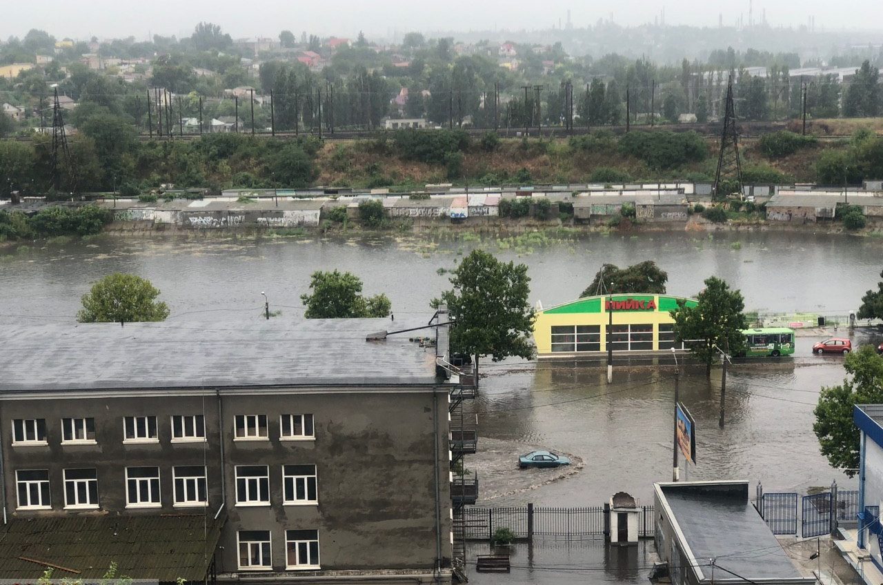 Удар стихии: В Одессе затопило Фонтан и центр, а в районе Пересыпи воду откачивают насосами (видео) «фото»