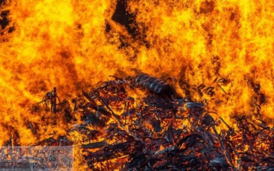Четыре десятка спасателей тушили масштабный пожар на складе в Авангарде «фото»