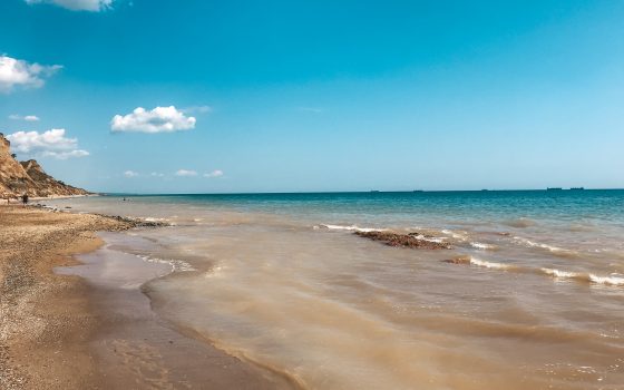После сильных ливней морская вода в Санжейке перемешалась с глиной (фоторепортаж) «фото»