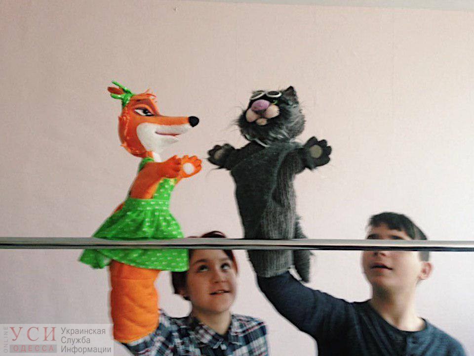 В Одессе покажут необычный кукольный спектакль – актеры научат зрителей петь жестовой речью «фото»