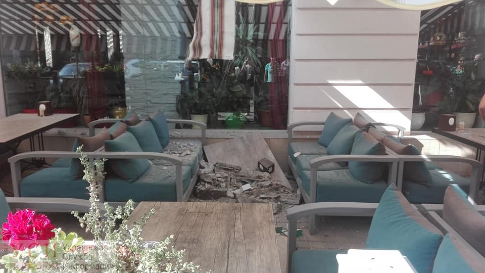 На Преображенской кусок фасада обвалился прямо на летнюю площадку кафе (фото) «фото»