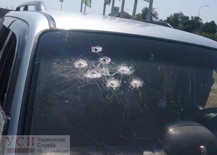 На трассе “Одесса – Киев” произошла стрельба на заправке: неизвестный с ружьем подошел к водителю и выстрелил в упор «фото»