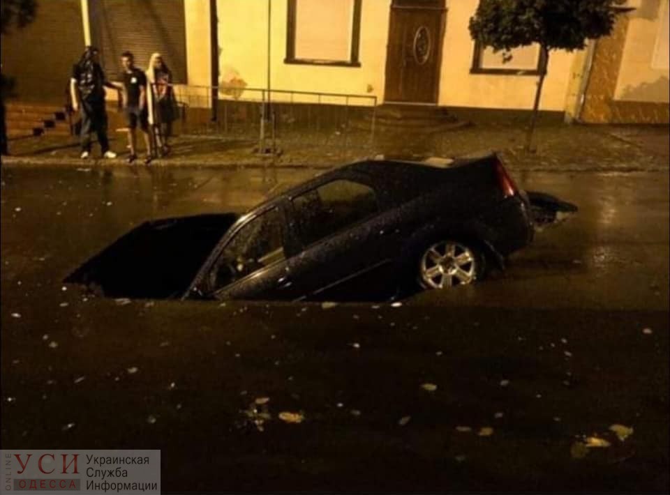 В Аккермане автомобиль, полный пассажиров, провалился под землю (фото) «фото»