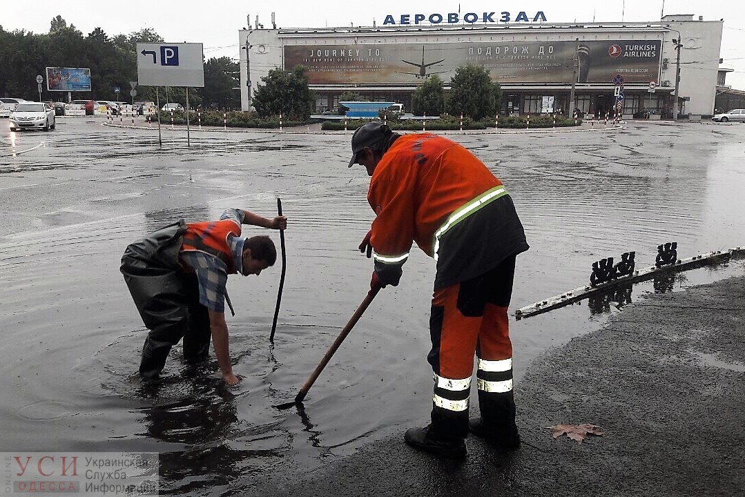 В Одессе возле автовокзала размыло насыпь (фото) «фото»