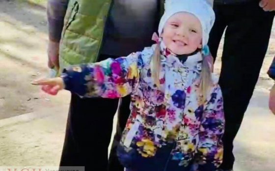 Девочка, которая впала в кому, прыгая на батуте, идет на поправку – родные собирают средства на реабилитацию «фото»