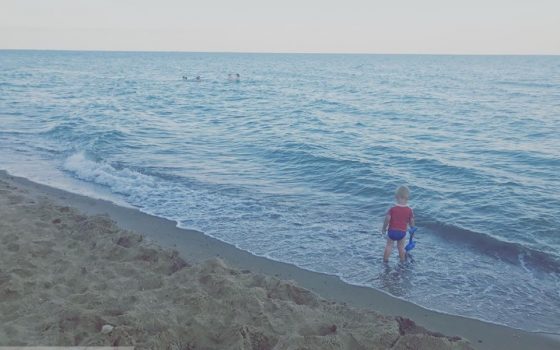 “Я тут”: под Одессой родители бросили трехлетнего ребенка одного в волнах и уплыли далеко от берега (видео) usionline.com “Я тут”: под Одессой родители бросили трехлетнего ребенка одного в волнах и уплыли далеко от берега (видео) «фото»