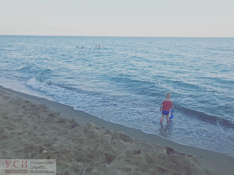“Я тут”: под Одессой родители бросили трехлетнего ребенка одного в волнах и уплыли далеко от берега (видео) «фото»
