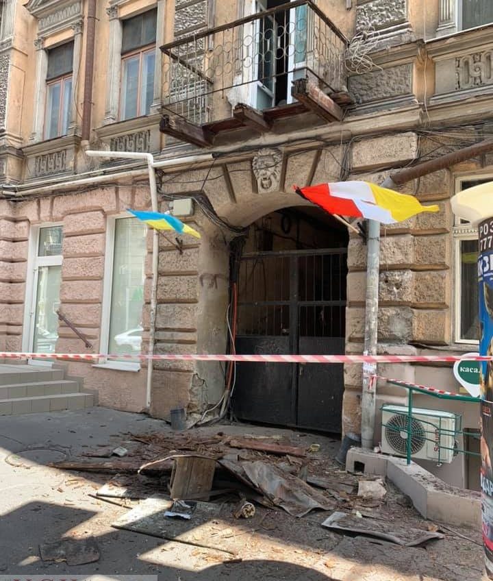 В центре Одессы обрушился балкон (фото) «фото»