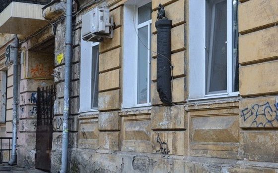 Вандалы украли бронзового “человека, усмиряющего льва” с дома Жаботинского (фото) «фото»