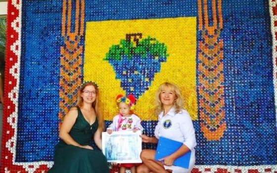 Под Одессой дети создали панно из пластиковых крышек и установили рекорд Украины «фото»