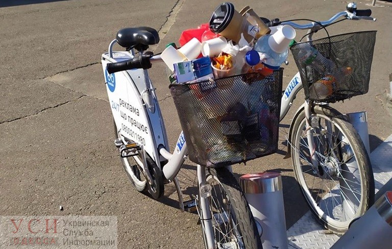 Одесситы и туристы превратили корзины прокатных велосипедов в мусорники «фото»