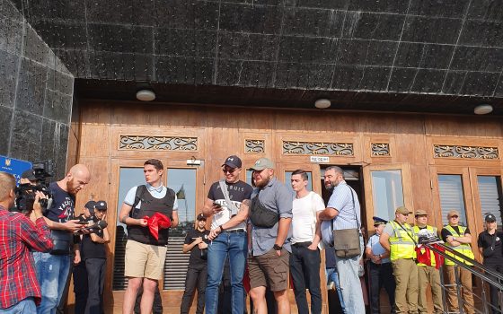 Во время скандальной сессии у стен Одесского облсовета проходит акция протеста (фото) «фото»