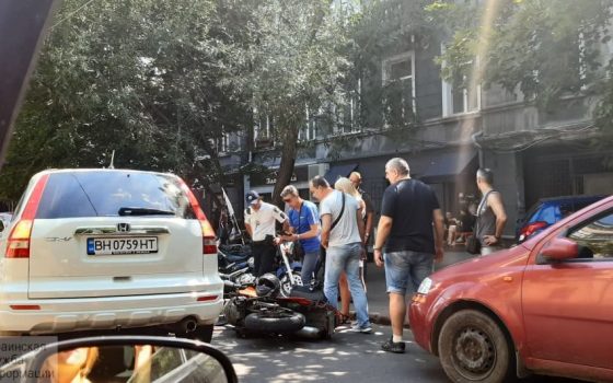 В центре Одессы столкнулись внедорожник и мотоцикл – есть пострадавшие (фото) «фото»