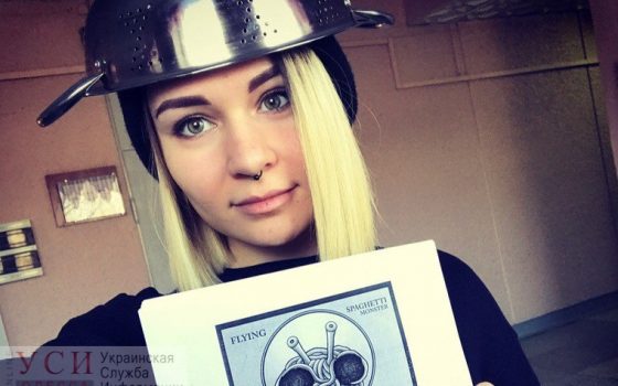 Хоть в кепке, хоть в дуршлаге: в Украине разрешили фотографироваться на паспорт в головном уборе usionline.com Хоть в кепке, хоть в дуршлаге: в Украине разрешили фотографироваться на паспорт в головном уборе «фото»