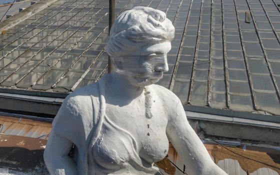 Мэрия: скульптуру “День и ночь” на здании горсовета повредил дрон. Операторы дронов говорят – это невозможно (фото) usionline.com Мэрия: скульптуру “День и ночь” на здании горсовета повредил дрон. Операторы дронов говорят – это невозможно (фото) «фото»