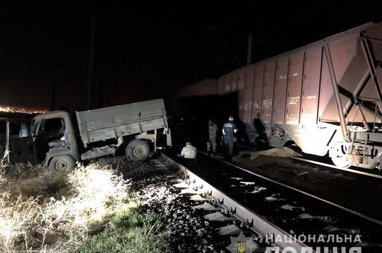 Под Одессой местные жители обворовывали грузовые поезда с зерном (фото) «фото»