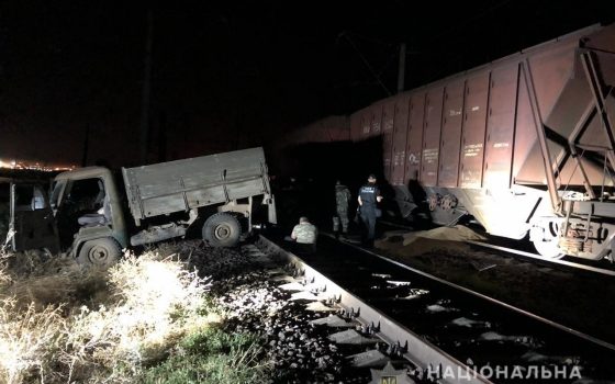 Под Одессой местные жители обворовывали грузовые поезда с зерном (фото) «фото»