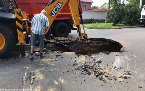 К провалу на Львовской приехали рабочие (фото) «фото»