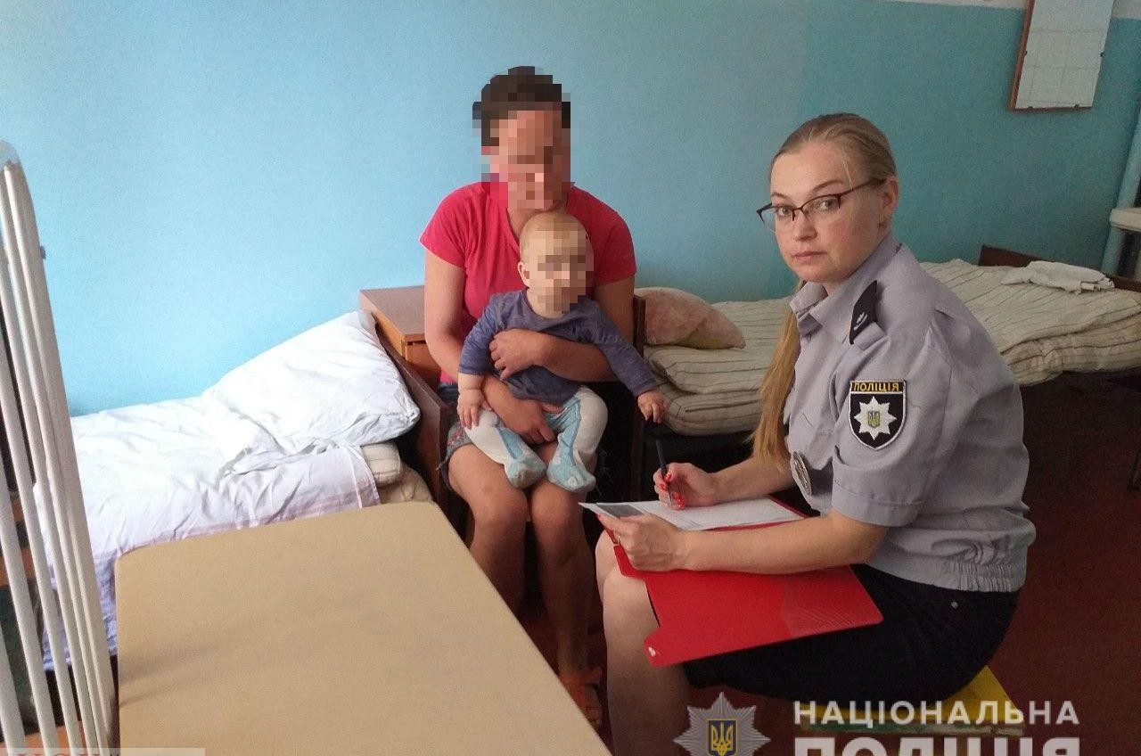 В Подольске муж избил жену на улице, у которой в рюкзаке был восьмимесячный ребенок «фото»