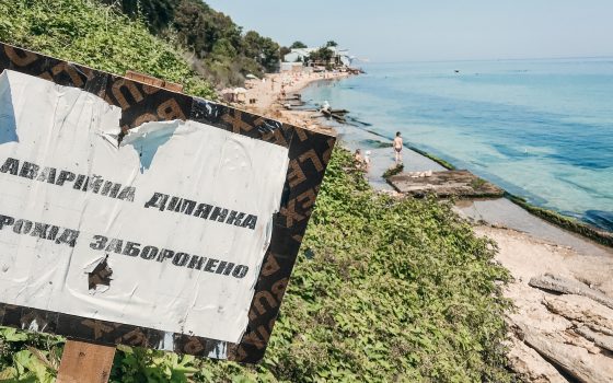 Оползень загару не помеха: аварийный склон в Черноморке не останавливает отдыхающих (фото) «фото»