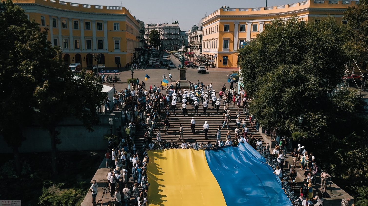 Одесситы развернули огромный 28-метровый флаг Украины на Потемкинской лестнице (фоторепортаж) «фото»