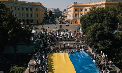 День флага в Одессе: 28-метровый флаг на Потемкинской и экскурсия на фрегат “Гетьман Сагайдачный” (видео) «фото»
