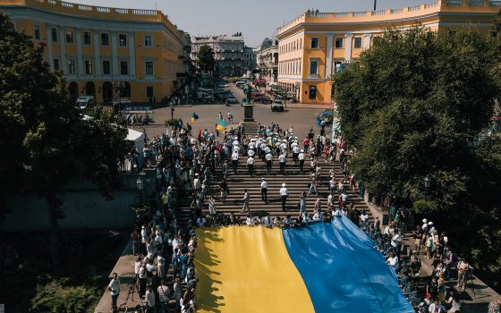 Одесситы развернули огромный 28-метровый флаг Украины на Потемкинской лестнице (фоторепортаж) usionline.com Одесситы развернули огромный 28-метровый флаг Украины на Потемкинской лестнице (фоторепортаж) «фото»