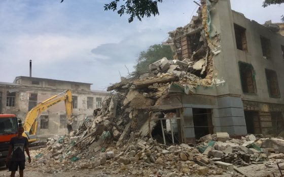 Снос дома в центре Одессы: клубы строительной пыли и грохот техники (фото, видео) «фото»