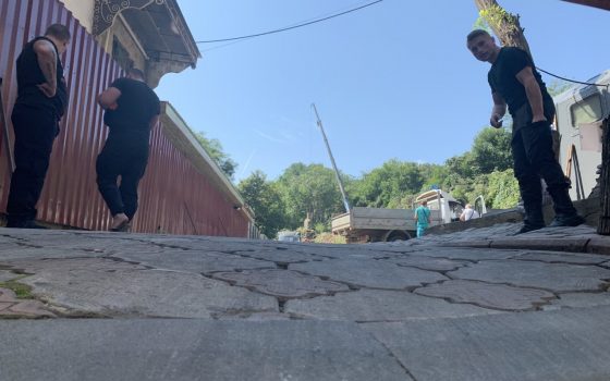 Под видом укрепления склона на Ланжероновском спуске пилят деревья и начали строить “апартаменты” (фото) «фото»