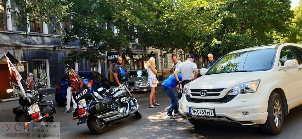 В центре Одессы авто столкнулось с мотоциклом