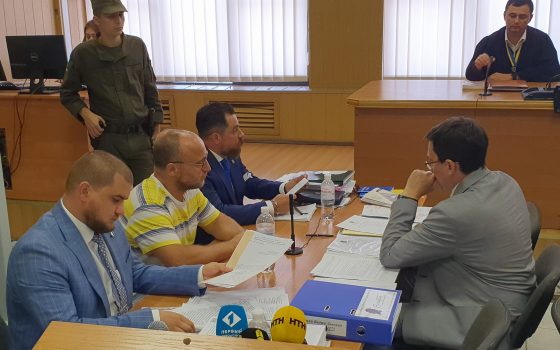 Суд разрешил владельцу “Токио Стар” Черному находиться на заседании вне стеклянной кабинки usionline.com Суд разрешил владельцу “Токио Стар” Черному находиться на заседании вне стеклянной кабинки «фото»