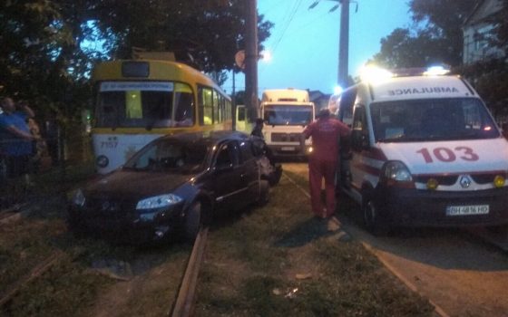 На Черемушках иномарка врезалась в трамвай (фото) «фото»