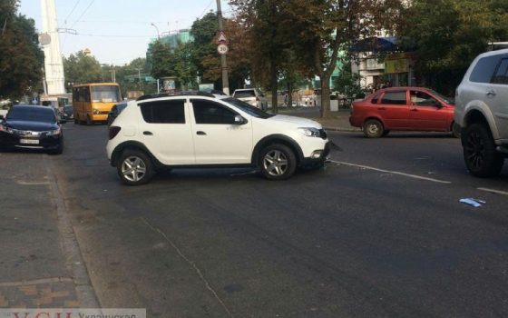 На площади 10 Апреля угнали внедорожник: очевидцы сообщают о стрельбе (фото) usionline.com На площади 10 Апреля угнали внедорожник: очевидцы сообщают о стрельбе (фото) «фото»