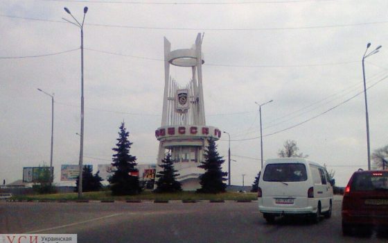 Въезды в Одессу заваливает мусором: в мэрии винят чиновников районов области «фото»