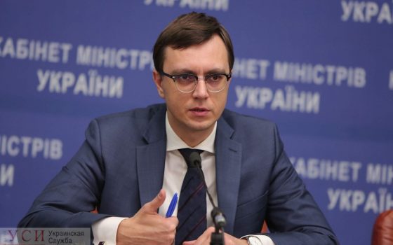 Перед роспуском правительства Омелян передал военным морякам поисково-спасательное судно “Александр Охрименко” «фото»