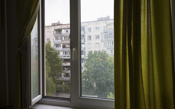 В Черноморске женщина выпала из окна четвертого этажа и чудом осталась жива usionline.com В Черноморске женщина выпала из окна четвертого этажа и чудом осталась жива «фото»
