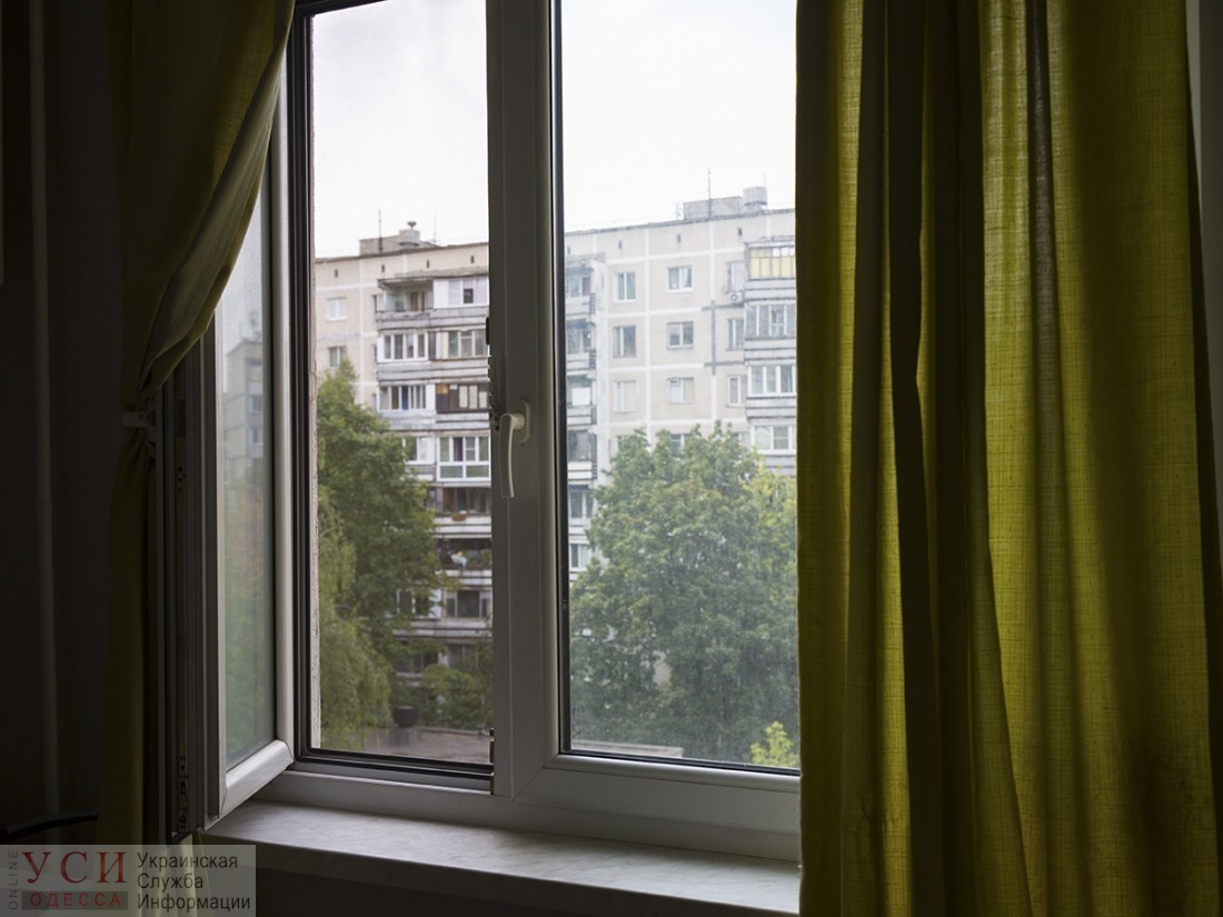 В Черноморске женщина выпала из окна четвертого этажа и чудом осталась жива «фото»
