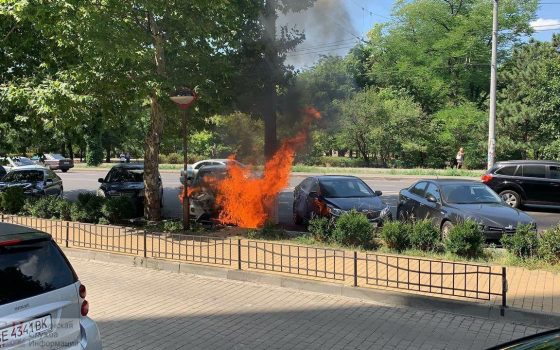На проспекте Шевченко на парковке горел автомобиль (фото) «фото»