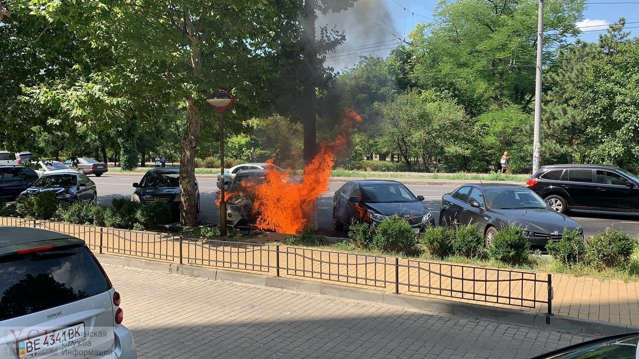 На проспекте Шевченко на парковке горел автомобиль (фото) «фото»