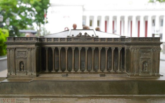 Мини-копию одесской мэрии для незрячих продолжают разбирать на сувениры (фото) «фото»