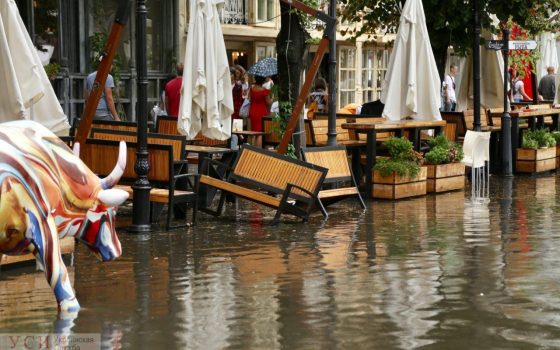 Во время ливня снова затопило Дерибасовскую. Почему так происходит? «фото»