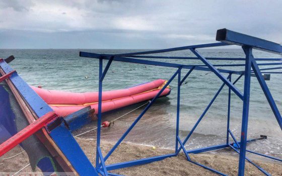 Надувная горка упала на ребенка на одном из пляжей Одессы (фото, видео) «фото»