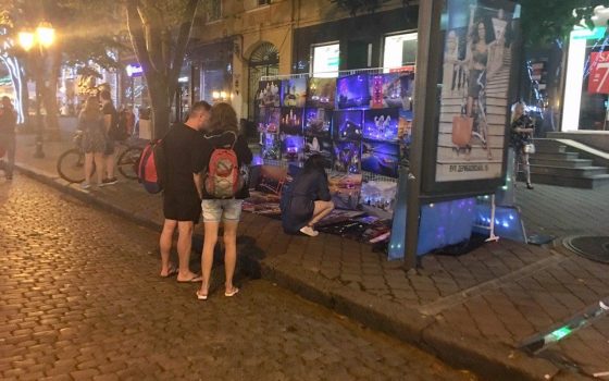 В мэрии нашли “крота”, который предупреждает “торговцев” на Дерибасовской о рейдах «фото»