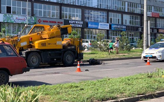 В Одессе подросток протаранил на мопеде автокран (фото) «фото»