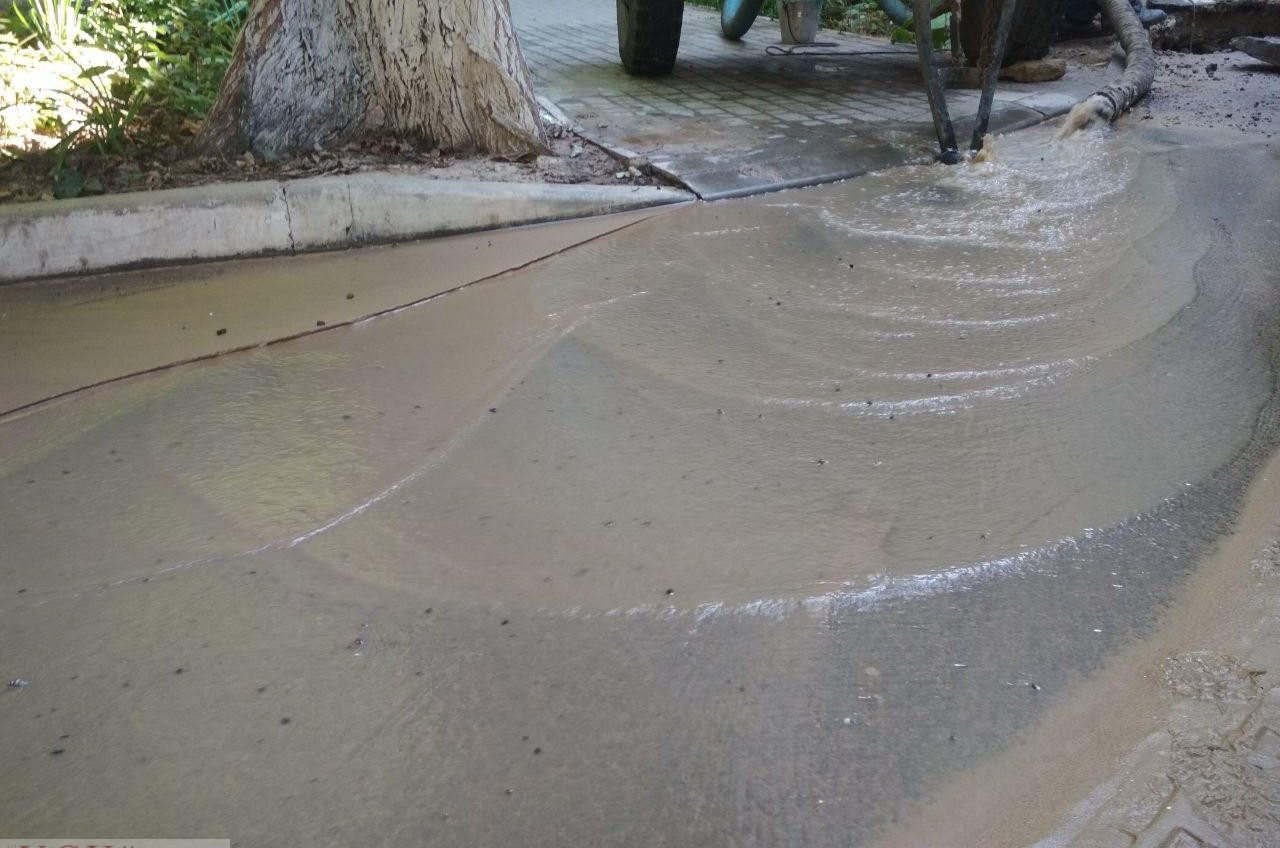 Авария на водопроводе оставила без воды жителей Таирова (фото) «фото»